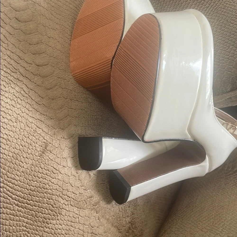 White Platform Pumps with Pointed Toe and Glossy Finish - Picture 5 of 7